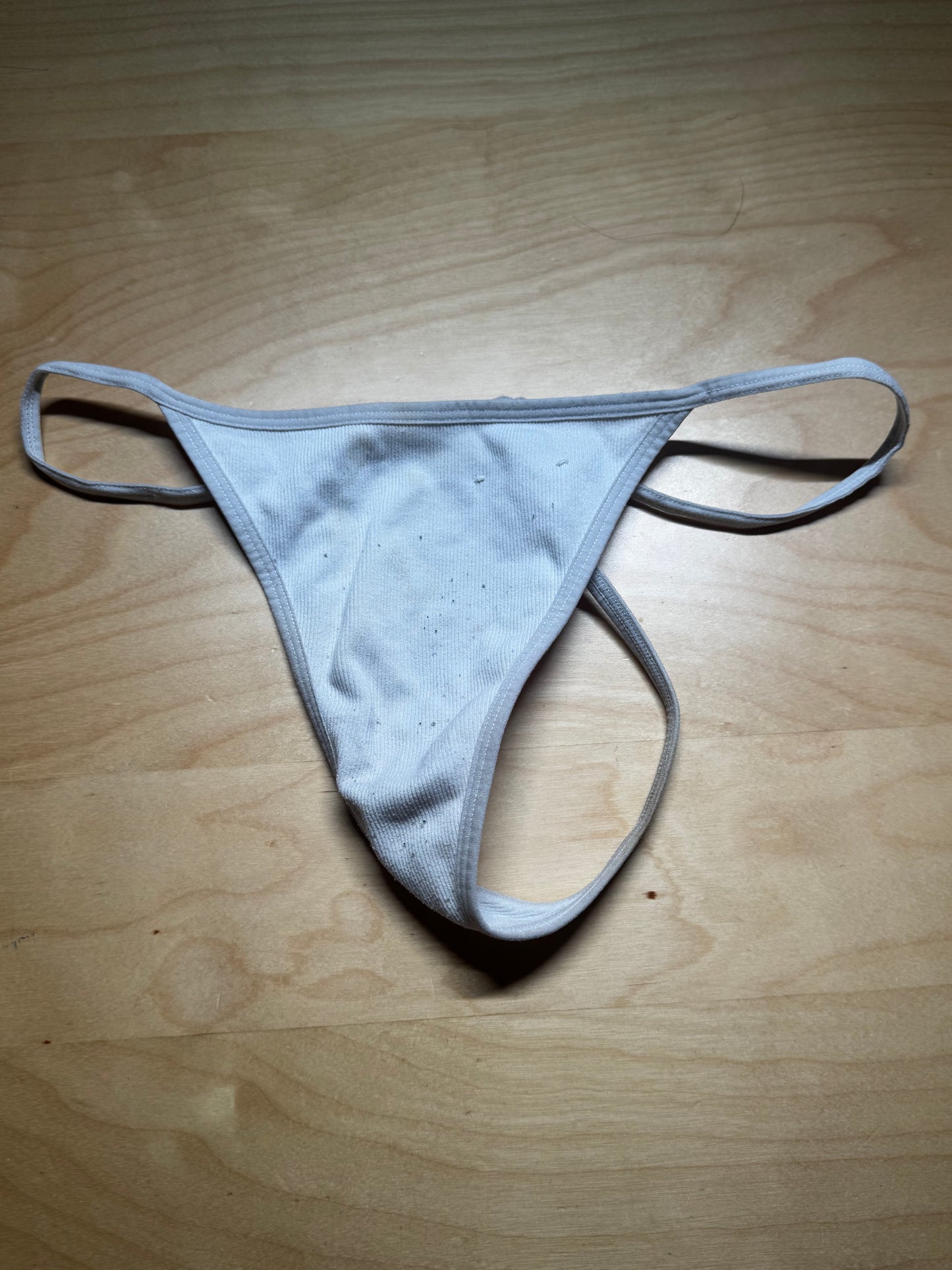 Hvit g-streng brukt i 2 dager