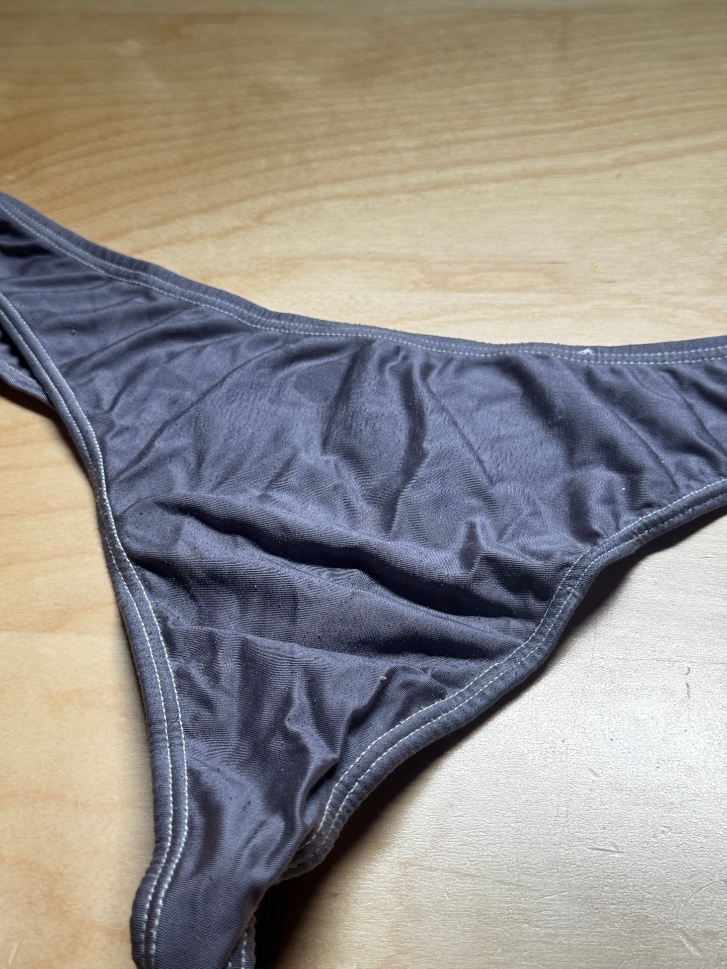 Grå truse brukt i 3 døgn