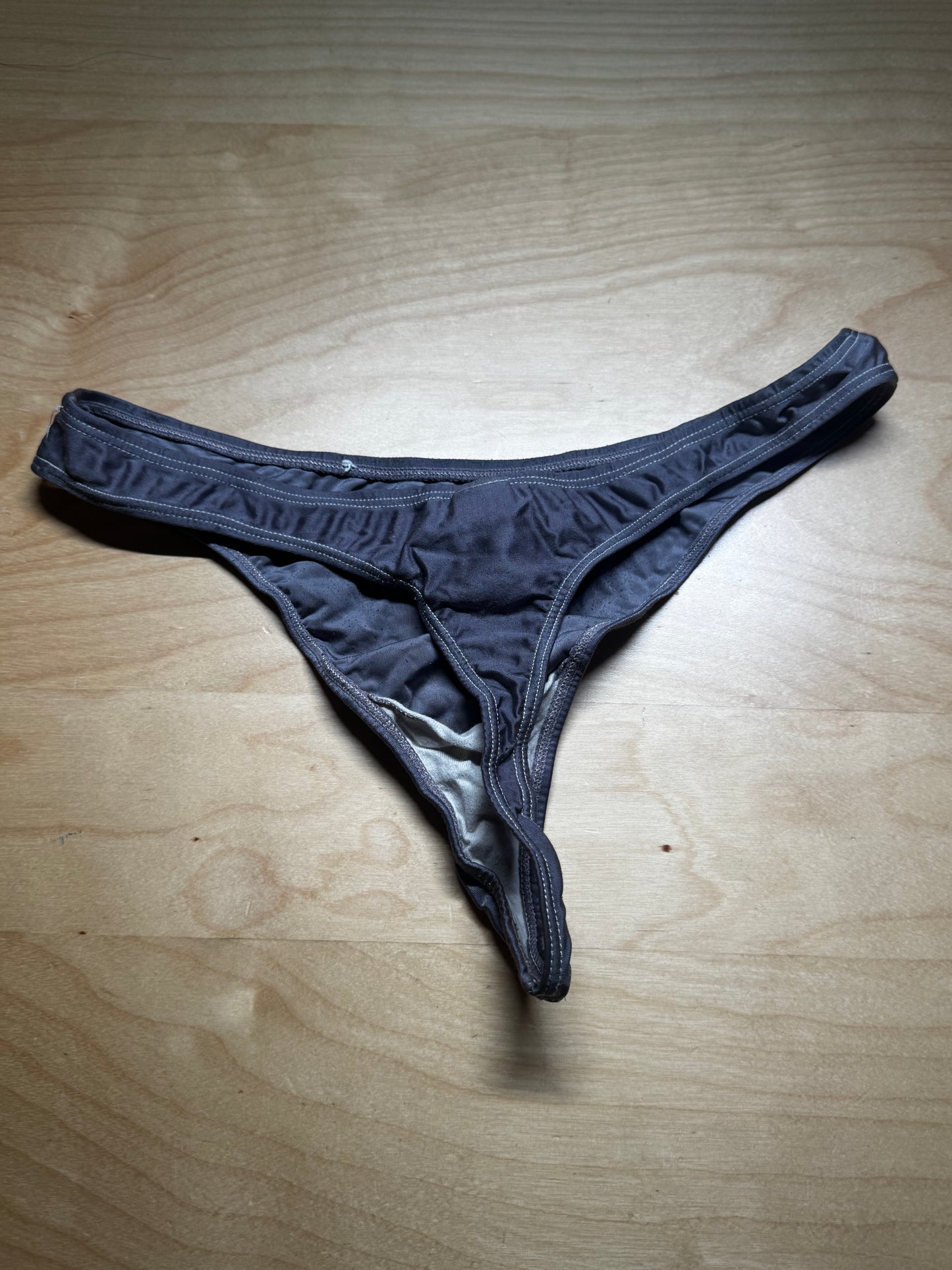 Grå truse brukt i 3 døgn