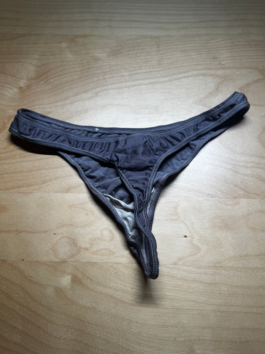 Grå truse brukt i 3 døgn