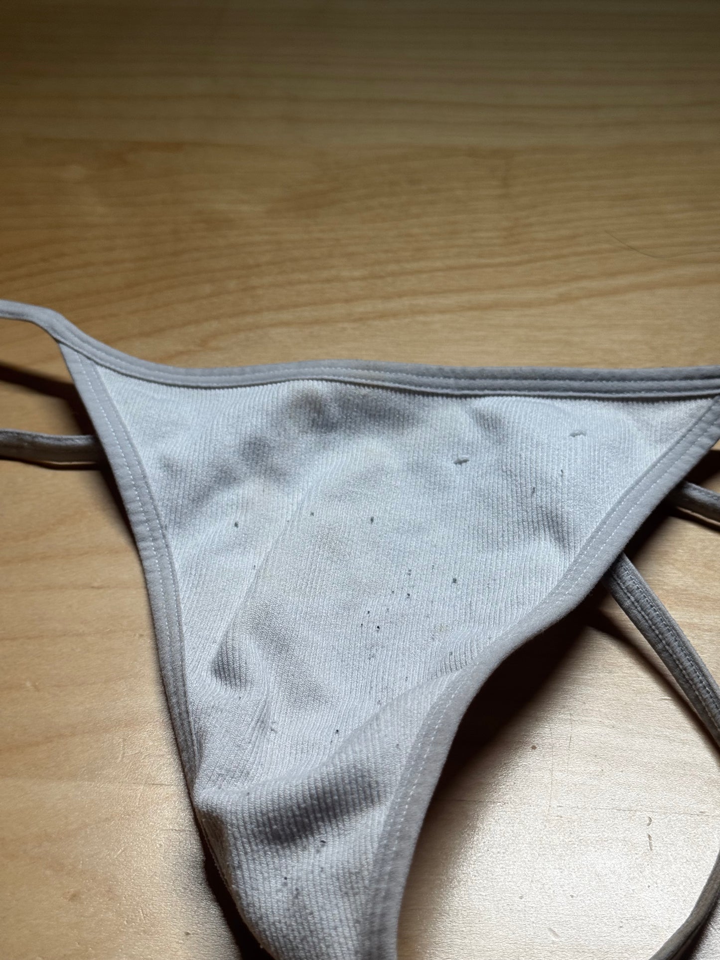 Hvit g-streng brukt i 2 dager