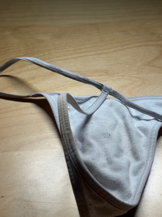 Hvit g-streng brukt i 2 dager